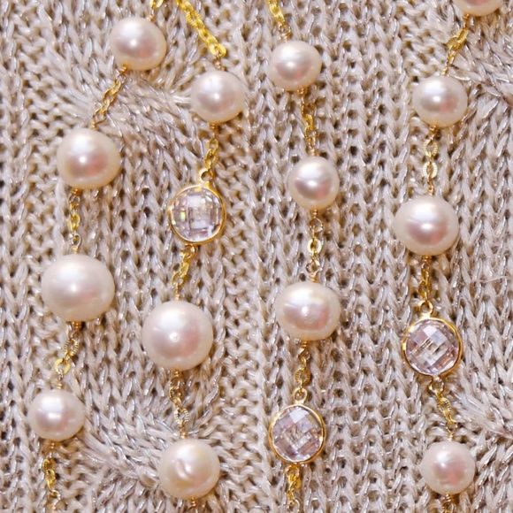 White pearl necklace with gold chain and clasp - Picture 3 of 7